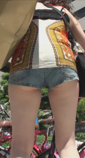 超短牛仔热裤少妇