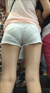 性感白裤紧内痕长腿少女