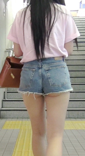 泛滥的露半屁股女子大生