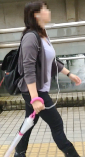 紧身上衣胸器少妇走得急