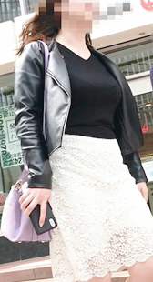 紧身黑上衣大胸美女