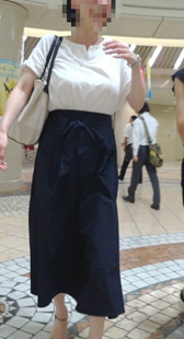 白上衣大丰胸美女