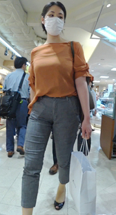 黄衣胸器不停抖动美女