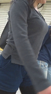 灰上衣大丰胸少妇