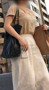 咖啡上衣小胸器妹子