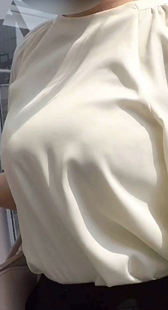 白上衣接近美女隆起部位