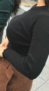 黑上衣着衣巨乳の横乳