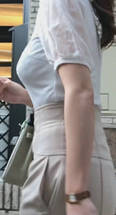 美乳ロケ品のある着衣巨乳様