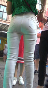 紧身白裤透内痕少妇