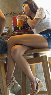 咖啡店里的极品白嫩长腿热裤美眉