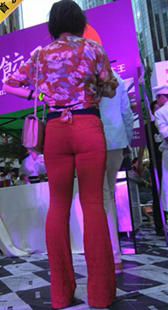 颇具韵味的红裤熟女