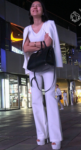 黑夜里的白高跟白裤白衣美女OL