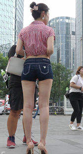 紧身蓝牛热裤翘臀美熟女