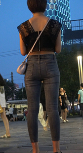 弥红灯光下的紧牛露脐少妇