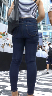 吃货节上的紧身牛仔翘臀美女