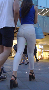 凹凸有致性感紧身白裤高跟大翘臀美女