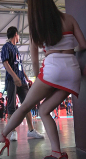 红高跟紧身短裤美眉