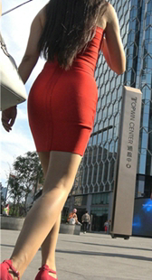 蓝天下的一抹艳红