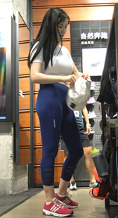 性感胸器健美裤女友