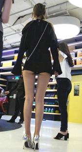 九头身大长腿高跟美女,犹如夜晚一闪繁星