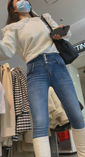 小雨蓝紧牛仔裤美女逛街第二季