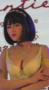 性感模特丰胸深沟