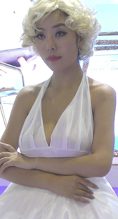 不戴胸罩的模特