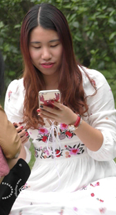 草地上两个性感的闺蜜