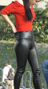 红衣皮裤真是太性感