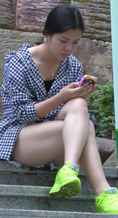 美女你这坐姿太性感了吧