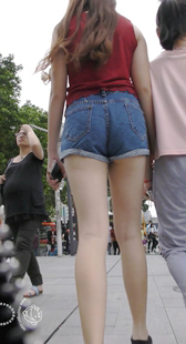 高挑牛仔热裤长腿美眉