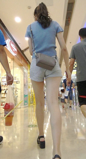 长腿条纹短裤美少妇