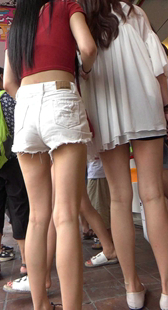 白短裤大长腿学生妹