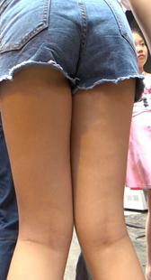 牛仔短裤少女待开发