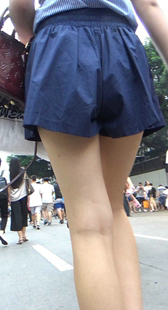 街拍长腿短裤妹子