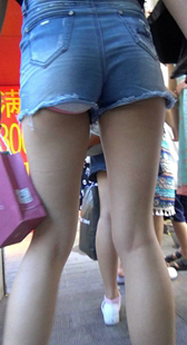 街拍牛仔短裤露小内痕了