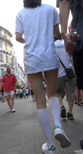 街拍热裤小妹衣服太长了