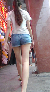 超紧短裤大长腿少女