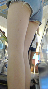 商场牛仔短裤大长腿美女露内痕