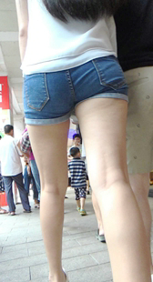 超紧牛仔短裤长腿少女