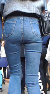 超紧牛仔裤饱满宽臀少女