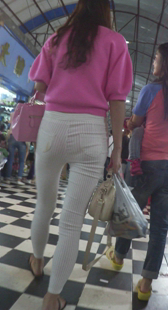 紧身条纹裤少妇曲线真是棒！