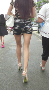 热裤翘臀大长腿，腿部曲线完美！