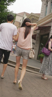 清纯美女的大长腿是那么勾引人