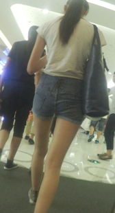 美女的修长美腿是那么引人注目啊