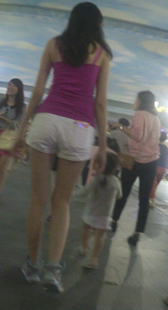 大长腿少妇带可爱女儿逛街