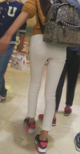 白色紧身裤学生妹