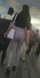 高腰紧身格子裤美腿就要秀出来！