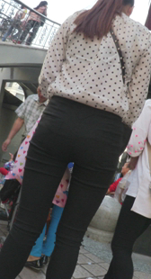 高跟黑色紧身裤少妇