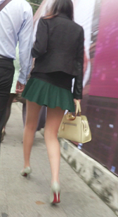 笔直的大长腿陪百褶裙太诱人！